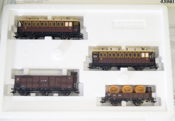 Marklin  43981   modeltrein personenwagonset   4 delige gemixte personengoederenwagen set met 2 assige personenrijtuigen en vatenwagen   pfalz bahn   h0 2