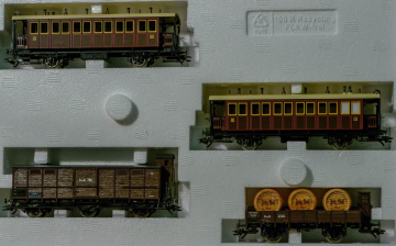 Marklin  43981   modeltrein personenwagonset   4 delige gemixte personengoederenwagen set met 2 assige personenrijtuigen en vatenwagen   pfalz bahn   h0 5