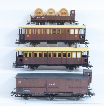 Marklin  43981   modeltrein personenwagonset   4 delige gemixte personengoederenwagen set met 2 assige personenrijtuigen en vatenwagen   pfalz bahn   h0 6